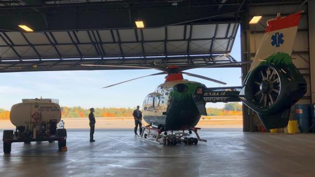 DHART直升机停在机库.